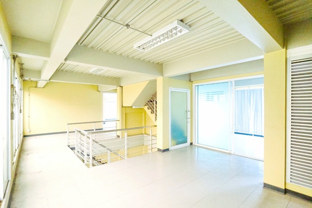 LV53464 ขาย เดอะแพลนท์ บางนา-วงแหวน The Plant Bangna-Wongwaen แบบบ้านใหม่ปรับเปลี่ยนฟังก์ชันได้ บนสังคมคุณภาพในพฤกษาอเวนิวราคาขาย : 7.8 ล้านบาทที่ตั้ง : ถนนสุขาภิบาล 2 ต.ราชาเทวะ อ.บางพลี จ.สมุทรปราการชื่อโครงการ : เดอะแพลนท์ บางนา-วงแหวน The Plant Bangna-Wongwaenรายละเอียด :- เนื้อที่ใช้สอยตัวบ้าน 161 ตร.ม. - ที่ดินขนาด 60.5 ตร.วา - 3 ห้องนอน - 3 ห้องน้ำ - 2 ที่จอดรถ- แปลงมุมสวย โซนสวยใกล้สวน ใกล้คลับเฮ้าส์ หันหน้า�