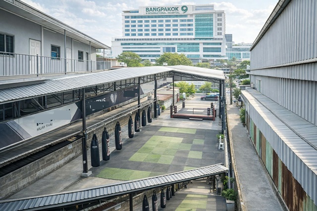 รพ.บางปะกอก 9 700 ม. สุขสวัสดิ์8-18 พื้นที่ให้เช่า พร้อมอาคาร 2 ชั้น 16 นอน 16 น้ำ เกือบ 1ไร่ 378 ตร.ว.1500 ตร.ม. 53,999 B-M. เหมาะทำคาเฟ่ โคเวิร์กกิ้ง โลจิสติกส์ หรือสนามซ้อม รายล้อมด้วยแหล่งชุมชน ใกล้ตลาดอินดี้ ดาวคะนอง 1.9 กม. เดินทางสะดวก ทำเลเชื่อมต่อเมือง และเส้นทางหลัก พระราม 2 สุขสวัสดิ์ Bangpakok 9 Hospital 700 m.Suksawat 8-18 Rental space available including a 2 story building 16 bed 16 bath Almost1Rai 378 sq.wa. 1500 sq.m. price 53,999 B-M. ideal for cafe co working space logistics center or training facility surrounded by community convenient