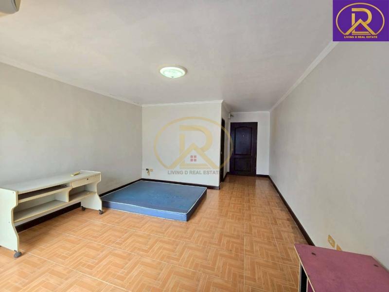 ขายด่วน ราคาพิเศษ! คอนโดบางแสน ทำเลทอง ใกล้ ม.บูรพา เหมาะลงทุน ปล่อยเช่า หรือซื้อให้ลูกเรียน นลินพร คอนโดโฮม ชั้น 2โซนใจกลางบางแสน เดินทางสะดวกมาก * จุดเด่น- ใกล้มหาวิทยาลัยบูรพา- ใกล้แหลมทองบางแสน- ใกล้จุดขึ้นรถตู้/รถรับส่งพนักงาน- ใกล้ตลาดปาร์คอิน ตลาดโตชิน ตลาดปลาญี่ปุ่น- ใกล้หาดบางแสน & เขาสามมุข* ไม่มีรถก็อยู่ได้ เดินทางสะดวกสุดๆ* รายละเอียดห้อง- ขนาด 28 �