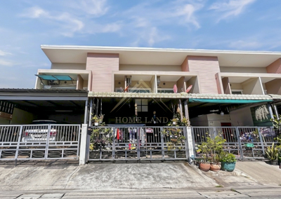 BHL1228ทาวน์เฮ้าส์ 2 ชั้น เยื้อง โรงเรียน วัฒนาวิทยาคม ปากช่อง นครราชสีมาที่ตั้ง :  ซอย 7 ถนน เทศบาล 16 อำเภอปากช่อง นครราชสีมา รายละเอียดบ้าน- ขนาดที่ดิน 22 ตร.ว. พื้นที่ใช้สอย 100 ตร.ม. กว้าง 4.3 เมตร ลึก 20.20 เมตร- 2 ห้องนอน 2 ห้องน้ำ 1 ห้องรับแขก มีห้องครัว พร้อมเค้าเตอร์ล้างจาน  - หลังบ้านสามารถต่อเติมทำห้องครัวเพิ่มได้ - จอดรถ 1 คัน   มีแอร์ 1 ตัว  ชั้นล่าง กระเบื้อง  ชั้นบน กระเบื้อง- �