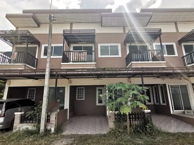   ขาย บ้านเดี่ยว/ทาวน์เฮ้าส์/คอนโด โครงการ ทาวน์เฮ้าส์ ทุ่งสง นครศรีธรรมราช ซอย คอกวัว ถนน สายทุ่งสง-นาบอน ตำบล ชะมาย อำเภอ ทุ่งสง จังหวัด นครศรีธรรมราช  ราคาโปรโมชั่น    1,366,000  บาท    ลดจาก   1,950,000   บาท ราคาโปรโมชั่นตั้งแต่วันที่  2 มีนาคม - 31 พฤษภาคม 2569  รายละเอียดทรัพย์ -  เนื้อที่18.70 ตร.ว.  พื้นที่ใช้สอย 131.75 ตร.ม. -  2ห้องนอน  2ห้องน้ำ   พิกัดทรัพย์ : https://maps.app.goo.gl/LLHD2dfyrfnRKShz8  สถานที่ใกล้เคียง   -  �