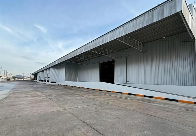 #ให้เช่าโกดังศรีราชาชลบุรี#โกดังให้เช่าขนาด 9,700 ตารางเมตร????พื้นที่สีม่วง ????อำเภอศรีราชา จังหวัดชลบุรี✅รายละเอียด:????ขนาดโกดัง 9,700 ตารางเมตร (ไม่สามารถผลิตอุตสาหกรรมหนักได้ โกดังติดถนน)????รับน้ำหนัก 10 ตันต่อตารางเมตร???? มี Dock Load 6 ช่อง โหลดของไว รถเข้าออกสะดวก????ห่างท่าเรือแหลมฉบังแค่ 10 นาที ???? เหมาะสำหรับ: อุตสาหกรรมหนัก(ที่ไม่ใช่ผลิต), โรงงานผลิตที่ต้องใช้เครื่องจั�