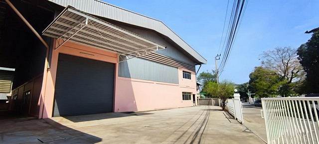 #ให้เช่าโกดังแพรกษาสมุทรปราการ#ให้เช่าโกดัง 692 ตารางเมตร โรงงาน พร้อมออฟฟิศในตัว แพรกษา เมืองสมุทรปราการ♒พื้นที่สีม่วงลาย✅ ขอใบร.ง.4 ได้ ฟังก์ชันครบ พร้อมใช้งาน????ตำบลแพรกษา อำเภอเมืองสมุทรปราการ✅รายละเอียด:• พื้นที่ภายใน 692 ตร.ม. พื้นที่ใช้สอยรวม 1,380 ตร.ม.• เพดานสูง 8–12 เมตร โปร่ง ระบายอากาศดี จัดวางสินค้าได้เต็มพื้นที่• อาคารทาสีกันความร้อน ช่วยลดอุณหภูมิภาย�