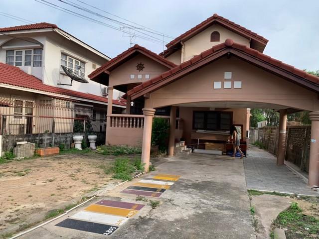 ให้เช่าบ้านเดี่ยว2ชั้น97ตร.วหลังใหญ่ซอยรามอินทรา77ใกล้รถไฟฟ้าสายสีชมพูราคาเช่า 23,000 บาท / เดือนที่ตั้ง ถนนรามอินทรา ซอยรามอินทรา 77 แยก 2 แขวงรามอินทรา เขตคันนายาว กรุงเทพมหานคร 10230ติดต่อ : คุณภัสพงณ์ 0634098164Line : binkem22https://www.facebook.com/profile.php?id=61581484955548เนื้อที่ 97 ตารางวา จำนวน 2 ชั้น 4 ห้องนอน 2 ห้องน้ำ 1 ห้องครัว จอดรถได้ 5 คันเป็นบ้านเปล่า มีเฟอร์นิเจอร์ โซฟา 1 ตัว ตู้เก็บของ 4 ตู้ แอร์ 2 ตัวสภาพแ