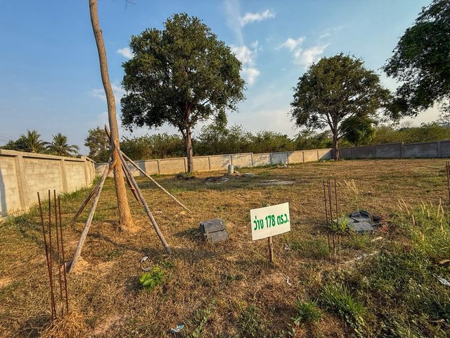 TEL:088-559 5199 คุณเอLine:https://line.me/ti/p/C0eGe0whLXขายที่ดินศรีราชา วิวภูเขา ทำเลบางพระ บรรยากาศธรรมชาติพิกัด : ซอยเอสอาร์ 1 บางพระ – ศรีราชา ชลบุรี ราคาขายยกแปลง 3,900,000 บาทต่อรองได้ | ค่าโอน 50/50ที่ดินสวย ศรีราชา ทำเลเงียบสงบ เหมาะสำหรับผู้ที่มองหาที่ดินปลูกบ้านวิวภูเขา ใกล้เมืองศรีราชาบรรยากาศโปร่ง โล่ง อากาศดี ไม่วุ่นวาย แต่เดินทางเข้าเมือง ร้านค้า โรงพยาบาล และแหล่งอำนวยความสะดวกไ