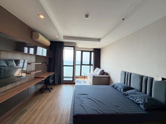 TEL:088-559 5199 คุณเอLine:https://line.me/ti/p/C0eGe0whLXให้เช่าคอนโด Ladda plus Condo (ลัดดาพลัสคอนโด)ทำเลทองใจกลางศรีราชา ใกล้เกาะลอยราคาเช่า: 12,000 บาท/เดือนมัดจำ 2 เดือน - ล่วงหน้า 1 เดือนรายละเอียดห้อง :ขนาด: 34 ตร.ม.ชั้น 15 วิวทะเลและเกาะลอย1 ห้องนอน | 1 ห้องน้ำเฟอร์นิเจอร์บิวท์อินครบ พร้อมเข้าอยู่เครื่องใช้ไฟฟ้าครบชุด (ทีวี, ตู้เย็น, เครื่องซักผ้า, ไมโครเวฟ, แอร์ ฯลฯ)เดินทางสะดวก - โรบินสัน - เซ็ยทรัล- โรงพยาบ�