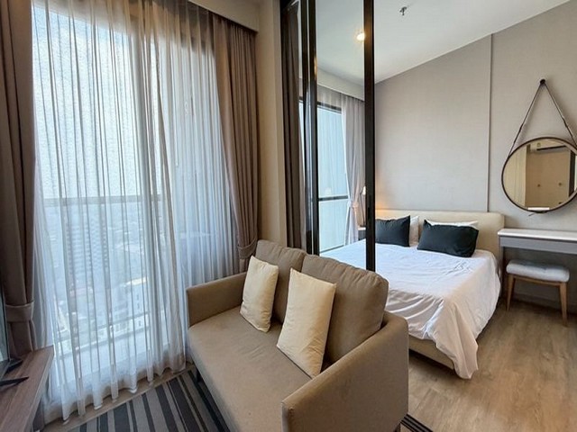 TEL:088-559 5199 คุณเอLine:https://line.me/ti/p/C0eGe0whLXให้เช่าคอนโด KEEN CENTRE SRIRACHAชั้น 17 วิวเมืองสวย ทำเลดีที่สุดใจกลางศรีราชาราคาเช่าเพียง 17,000 บาท/เดือนมัดจำ 2 เดือน - ล่วงหน้า 1 เดือนพื้นที่ใช้สอย 34 ตร.ม. ชั้น 171 ห้องนอน 1 ห้องน้ำเฟอร์นิเจอร์ครบ พร้อมเข้าอยู่เครื่องใช้ไฟฟ้าครบชุด (ทีวี, แอร์, ตู้เย็น, ไมโครเวฟ, เครื่องซักผ้า ฯลฯ)ฟรี! บริการทำความสะอาดห้อง สัปดาห์ละ 2 ครั้งสิ่งอำนวยความสะดวกสุดพรีเมีย�