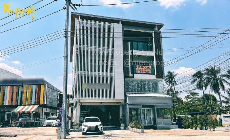 ขายตึก 3.5 ชั้น ริมถนน 4 เลน แปลงมุม กว้าง 5 เมตร  ตกแต่งบิ้วอินอย่างดี พร้อมเข้าอยู่ สามารถต่อยอดกิจการได้เลย ทำเลดี   *** พร้อมรายการของแถมมากมาย คุ้มสุดๆๆ ***** หน้ากว้าง 5 เมตร ***ขนาดพื้นที่ 38.30 ตร.ว.  พื้นที่ใช้สอย 300 ตร.ม.รายละเอียด - 2 ห้องนอน (ชั้น 3)- 2 ห้องครัว (ชั้น 1 และ ชั้น 3)- 3 ห้องน้ำ- 5 จอดรถรายการของแถม- ชุดโซฟา - แอร์ 8 เครื่อง- ชุดโคมไฟหรู 1 ชุด- ต่อเติมตู้บิ้วอินอย่างดีราคา  11