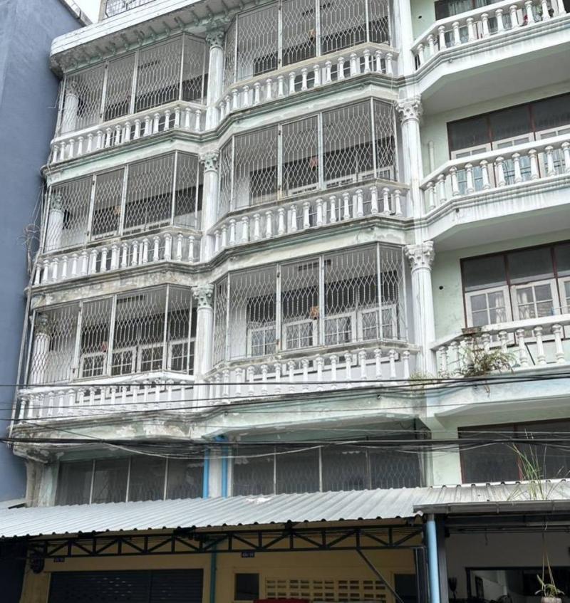 ขาย/เช่า อาคารพาณิชย์ 5 ชั้น รีโนเวทใหม่ (รวมชั้นลอย + ชั้นดาดฟ้า) บางคอแหลม  กรุงเทพรหัส TTR 2780-  อาคารพาณิชย์ 5 ชั้น รีโนเวทใหม่ (รวมชั้นลอย + ชั้นดาดฟ้า) - 13.4 ตรว.(3.7×13.70เมตร), พื้นที่ใช้สอย 249 ตรม. - 4 ห้องนอน, 3 ห้องน้ำ, 3 ห้องเก็บของ-  ซ.เจริญราษฎ์ 5, ปากซอย อยู่ดี 23เลขที่ 424/121- ใกล้ถนนสาทร, สีลม, พระราม 3- จอดรถยนต์ได้ 1 คัน- 6.2 ล้านบาท ให้เช่าเดือนละ 35,000 บาท สนใจติดต่อ คุณต๋อย   086 - 5427078ID:LINE 0865427078