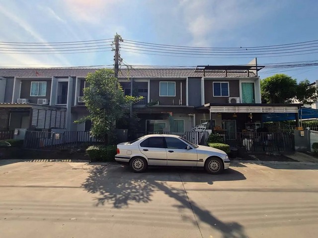 ให้เช่าอาคารพาณิชย์ 3.5 ชั้น 300 ตรม. ถนนเมน ย่านประชาชื่น ติดมหาลัยธุรกิจบัณฑิตย์ติดต่อ:: ชยา โทร/ID Line:: 0942823961Link Line:: https://line.me/ti/p/3xFA1An8Kcรหัส# T26-333อาคารพาณิชย์ 3.5 ชั้น ย่านถนนประชาชื่น ติดมหาลัยธุรกิจบัณฑิตย์เนื้อที่ 52 ตารางวาพื้นที่ใช้สอย 300 ตารางเมตร3 ห้องน้ำที่จอดรถเฉพาะของตึก 6-7 คัน และ จอดรถริมทางได้เหมาะทำร้านอาหาร ร้านกาแฟ คลินิกสกิน คลินิกทำฟัน บริษัท โฮมออฟฟิศ ฯลฯทำเลดีม�