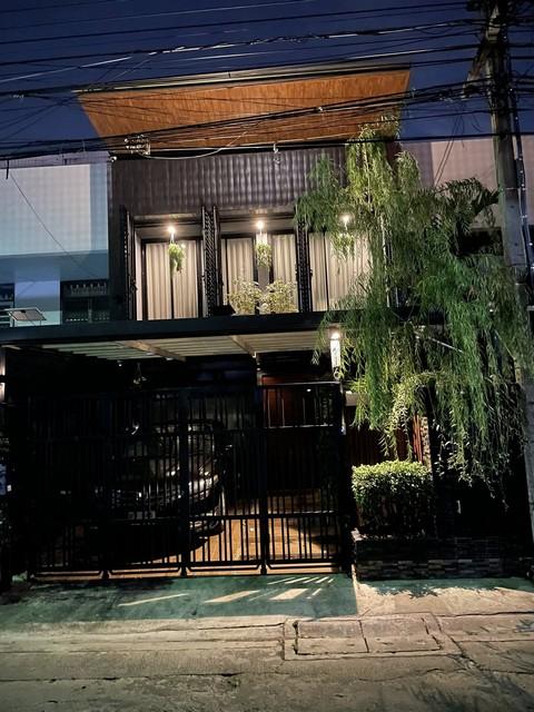 ให้เช่า-ขายโฮมออฟฟิศหรู 2 ชั้น 220 ตรม. ซอยรามคำแหง 26-1 ใจกลางรามคำแหง ใกล้ ม.ราม ใกล้ กกท. ราชมังติดต่อ:: ชยา โทร/ID Line:: 0942823961Link Line:: https://line.me/ti/p/3xFA1An8Kcรหัส# T26-329ทาวน์โฮมหรู 2 ชั้น สำนักงานออฟฟิตใจกลางรามคำแหงเนื้อที่​ 27 ตรวพื้นที่ใช้สอย 220 ตรม.3 ห้องนอน3 ห้องน้ำชั้นล่าง : พื้นที่ office และ 2 executive office rooms, open space meeting room , 2 ห้องน้ำ, kitchen and courtyard.ชั้นบน 3 ห้องนอน, 1 ห้องน้ำ.สถานที่ใกล้เคียง- 350 ม. จาก ถ.รามคำแหง.- 300 ม. จาก�