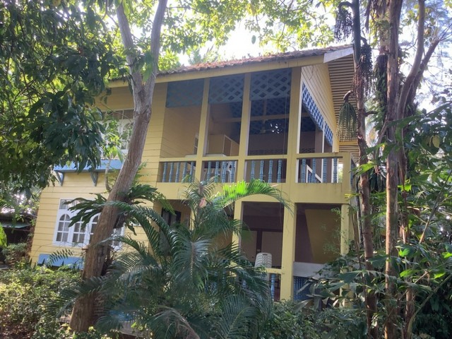 DSL-056สนใจติดต่อ: โดม รัชดา “งาน Exclusive Contract”โทร: 065-586-9872ไลน์ไอดี: giantmw หรือ @yem0202nF/B: https://bit.ly/3vdegO8Fanpage: https://bit.ly/488TrlDWebsite: www.lifewave.com.ขายกิจการรีสอร์ตสไตล์บ้านสวนขนาด 17 ห้องพัก เนื้อที่ 2-3-53 ไร่ ติดคลองไม้รูด อ.คลองใหญ่ จ.ตราด.รายละเอียดทรัพย์: 1) เอกสารสิทธิ์: น.ส.4 จ (โฉนดครุฑแดง)2) มีห้องพัก 17 ห้อง มีห้องประชุม และห้องอาหาร พร้อมที่จอดรถที่สะดวกสบาย.จุดเด่นของทรัพย์: รีสอร์ตสไตล์บ้านสวนร่มรื่น ติดคลอง�