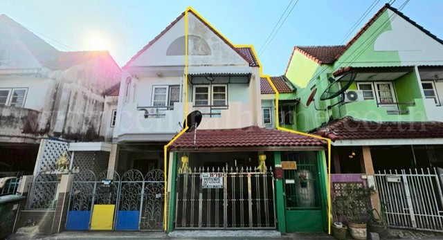 รหัสทรัพย์ N1018ทาวน์เฮ้าส์ หมู่บ้านเจริญทรัพย์ เทพารักษ์ รีโนเวทต่อเติมแล้ว พร้อมเข้าอยู่ ราคาถูกที่ตั้ง&nbsp;:&nbsp;ถนนเทพารักษ์ ตำบลเทพารักษ์ อำเภอเมืองสมุทรปราการ จังหวดสมุทรปราการ 10270รายละเอียดทรัพย์- ทาวน์เฮ้าส์ 2 ชั้น เนื้อที่ดิน 24.5 ตารางวา พื้นที่ใช้สอย 130 ตารางเมตร- 3 ห้องนอน, 2 ห้องน้ำ, 1 ห้องโถงใหญ่, 1 ห้องรับแขก, 1 ห้องครัว, 2 ที่จอดรถ- พื้นที่อเนกประสงค์ชั้น 2 กว้าง�