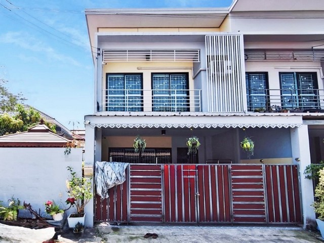 #ขายทาวน์เฮ้าส์หลังมุม หมู่บ้านรัชธานี 11 รังสิต-ธัญบุรี ปทุมธานี#รายละเอียดและที่ตั้ง-ทาวน์เฮ้าส์หลังมุมเนื้อที่ 35.70 ตารางวา-จำนวน 3 ห้องนอน 3 ห้องน้ำ-ตั้งอยู่โครงการหมู่บ้านรัชธานี 11 (รังสิต-ธัญบุรี) ตำบลบึงน้ำรักษ์ อำเภอธัญบุรี จังหวัดปทุมธานี-ติดถนนใหญ่ เดินทางสะดวก -รายล้อมไปด้วยแหล่งอำนวยความสะดวก ต่างห้างสรรพสินค้า โลตัส บิ๊กซี ดูโฮม #ของแถมของเฟอร์นิ�