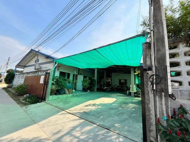 TEL:088-559 5199 คุณเอLine:https://line.me/ti/p/C0eGe0whLXขายบ้านพักอาศัย พร้อมห้องเช่า พัทยา บางละมุงสภาพดีมาก พร้อมเข้าอยู่ ดูแลอย่างดี ไม่เคยปล่อยเช่าชัยพรวิถี 3 อยู่ติดถนน เลี่ยงเมืองพัทยา อยู่ใกล้กับ ปะปา สาขาพัทยาทำเลดี เดินทางสะดวก ใกล้ตลาด ห้าง โรงเรียน โรงพยาบาล และทางด่วนขนาดที่ดิน: 1 งาน 8 ตารางวาบ้านเดี่ยว 1 หลัง พร้อมห้องน้ำในตัวห้องเช่า 5 ห้อง (แต่ละห้องมีห้องน้ำในตัว)ครัวหลั�