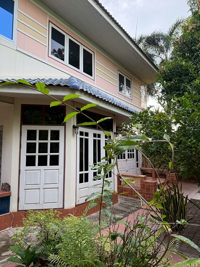 พื้นที่ใช้สอย  300 ตร.ม.  พื้นที่ดิน  123 ตร.ว.  2 ชั้น  3 ห้องนอน, 2 ห้องน้ำ, 3 ห้องนั่งเล่น  จอดรถได้ 1-2 คัน  &nbsp;  แอร์, เครื่องทำน้ำอุ่น, เตา, ที่ดูดควัน  &nbsp;  สถานที่ใกล้เคียง   ตลาด, โรงพยาบาล, ร้านซุปเปอร์มาเก็ตหลากหลาย  สิ่งอำนวยความสะดวก   น้ำ ไฟ เน็ต  &nbsp;  ราคาขายบ้านเดี่ยว 4,800,000 บาท (ไม่ปล่อยเช่า)&nbsp;  &nbsp;  ถนนร่มเกล้า ตำบลตะพานหิน อำเภอตะพานหิน จังหวัดพิจิตร  &nbsp;https://maps.app.goo.gl/hwXBe