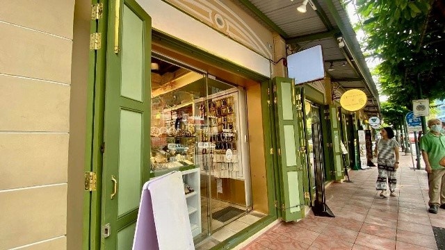 ทำเลทอง ติดถนนใหญ่ เยาวราช ตลาดสำเพ็ง 400 ม.แยกราชวงศ์ MRTวัดมังกร 999ม.ให้เช่าร้าน 2.5 ชั้น 242ตร.ม.29 ตร.วา.  รร.นานาชาติ กรุงเทพฯ 5.8 กม.1 นอน 2 น้ำ 74,998 B-M เหมาะกับการประกอบธุรกิจเชิงพาณิชย์ ตลาดเยาวราช 450 ม.หาของกินสะดวก เดินทางง่าย ถ.เยาวราชYaowarat, Sampeng Market, 400 m. Ratchawong intersection MRT WatMangkon 999m.Prime location on the main road For rent commercial building 2.5-storey 242 sq.m.29sq.wa. Bangkok International School 5.8 km.1 bed 2 bath 74,998 B-M suitable for commercial business Yaowarat Market 450 m. Easy to find food easy to travel Yaowarat Road.ถ.เยาวราช จักรวรรดิ์ �