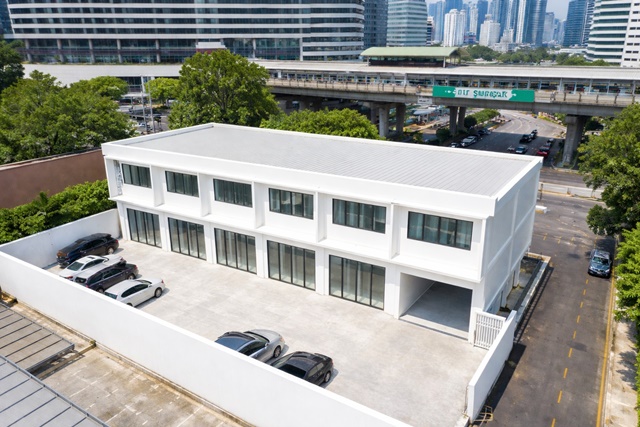 เชื่อมต่อหลายเส้นทางหลัก และทางด่วนได้สะดวก ใกล้ รร.กรุงเทพคริสเตียน 2 กม. 4 นอน 4 น้ำ BTS สุรศักดิ์ 300 ม.พื้นที่ใช้สอย 820 ตร.ม.103 ตร.วา.โกดัง 2 ชั้น 6 คูหา 119,997 B-M.รีโนเวทใหม่ ใจกลางเมือง  เหมาะเก็บสินค้า ออฟฟิศ และธุรกิจ พร้อมที่จอดรถ 8 คัน  เดินทางสะดวก 2 km. from Bangkok Christian School 2 story warehouse with 6 units rent  4 bed 4 bath 820 sq.m. usable area 103 sq.wa. 119,997 B-M. 300 m. from BTS Surasak  newly renovated city center suitable for warehousing office and business includes parking for 8 cars convenient access to main roads and expresswaysถ. เจริญราษฎร์ �