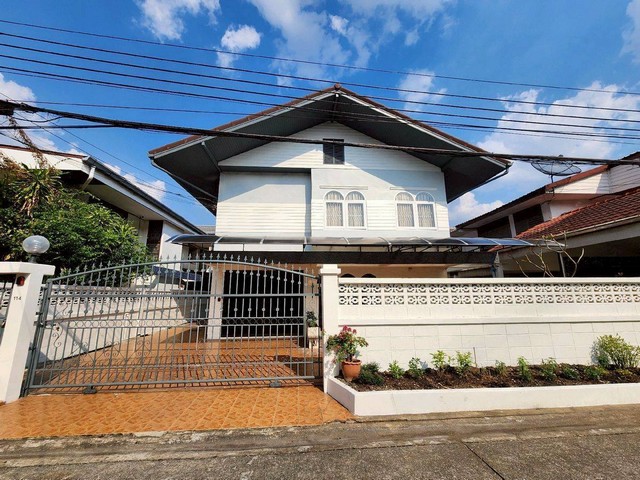 ให้เช่าบ้านเดี่ยวหลังใหญ่ 2 ชั้น ระดับ Luxury 70 ตรว. 6 ห้องนอน ย่านห้วยขวาง พร้อมอยู่ ใกล้สถานทูตจีน และ MRTห้วยขวาง  *** ราคาเช่า 110,000 บาท/เดือน  ติดต่อ::  ชยา โทร/ID Line:: 0942823961   Link Line:: https://line.me/ti/p/3xFA1An8Kcรหัส# T26-446บ้านเดี่ยวหลังใหญ่ 2 ชั้น ใจกลางห้วยขวาง พร้อมอยู่ระดับ Luxury• ขนาด 70 ตารางวา• 6 ห้องนอน • 4 ห้องน้ำ• 1 ห้องครัวขนาดใหญ่• เฟอร์นิเจอร์ + เครื่องใช้ไฟฟ้าครบ• ที่จอดรถ 3 คัน• พื้นที่กว้างขวาง เป