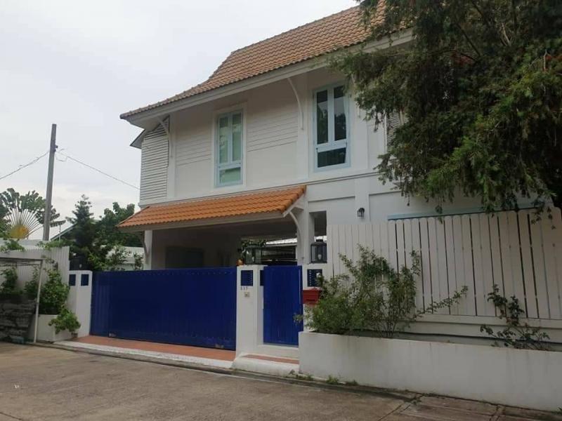 ขายบ้านเดี่ยว หมู่บ้าน อารีนาการ์เด้น ซอยสามัคคี ใกล้ ISBH.36ที่ตั้ง ถนนสามัคคี ตำบลท่าทราย อำเภอเมือง นนทบุรี 11110รายละเอียด- บ้านเดี่ยว หมู่บ้าน อารีนาการ์เด้น ซอยสามัคคี- พื้นที่ 110 ตรว.- พื้นที่ใช้สอย 350 ตรม.- 2 ห้องนอนใหญ่ 1 ห้องนอนเล็ก 1 ห้องน้ำ- จอดรถในบ้านได้2 คัน- บิ้วอิ้น ตกเเต่งสวย พร้อมอยู่- เเอร์ทุกห้องสิ่งอำนวยความสะดวก- ระบบรักษาความปลอดภัย- CCTV ทางเข้าออกหน้า�