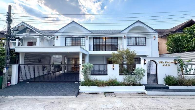 H.582 ‼️ปรับราคาขาย 15.9 ล้านบาท‼️บ้านเดี่ยว The Luxury of Grand Space ที่ตั้ง  ลาดพร้าว71 นาคนิวาส48 แยก14-6รายละเอียด-เนื้อที่ 82 ตร.วา | พื้นที่ใช้สอย 300 ตร.ม.- 5 ห้องนอน 4 ห้องน้ำ 1 ห้องแม่บ้านห้องน้ำในตัว-จอดรถได้ถึง 4 คัน | ห้องครัวขนาดใหญ่ | พื้นที่รับแขกสุดอลัง-ห้องครัว  พร้อม ฮู้ด เตา ซิงก์ล้างจาน -ห้องนั่งเล่นขนาดใหญ่-ห้องทานอาหารขนาดใหญ่ -พร้อมปั๊มน้ำ แทงก์น้ำ เครื่องทำร้อน 1 ตัว เครื่อง�