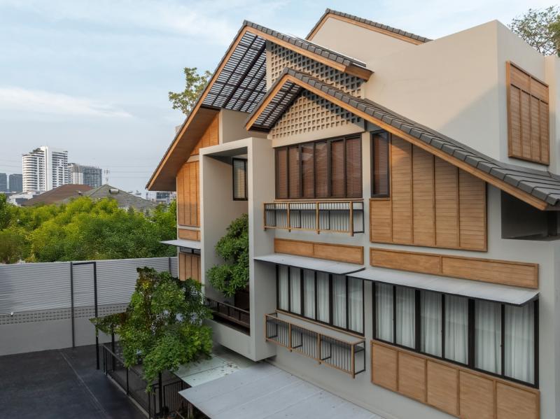  Baan Vibhavadi 20 ขาย/ให้เช่า บ้านเดี่ยว 4 ชั้น หลังใหญ่ บนทำเลศักยภาพวิภาวดี 20บ้านที่ออกแบบมาเพื่อการอยู่อาศัยในเมืองร้อน บนสังคมส่วนตัวสูงสุดเพียง 10 ยูนิต ทำเลที่ตั้งและการเดินทาง: แผนที่โครงการ: https://maps.app.goo.gl/z5LCtvZar6Qj3SmR6แขวงจอมพล เขตจตุจักร กรุงเทพ ฯ 10900รหัสไปรษณีย์: 10900???? รายละเอียด▪️ พื้นที่ใช้สอย: 620 ตร.ม. บนที่ดิน 100.70 ตร.วา▪️ สระว่ายน้ำ: Private Pool ระบบน้ำเกลือส่วนตัว ▪️ ห้องพัก: 5 ห้องน