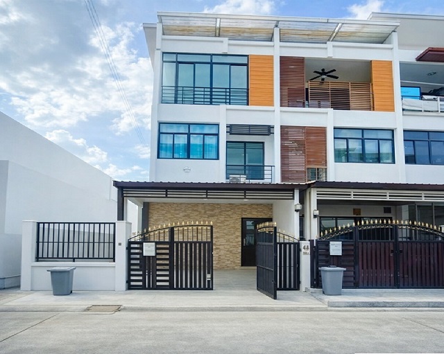 ให้เช่าทาวน์โฮม 3 ชั้น ใกล้เดอะมอลล์ บางแค 2.8 กม.ติดส่วนกลาง 23-24,999 B-M.สาทร ตลาดกัลปพฤกษ์ 3 นอน 3 น้ำ พื้นที่ใช้สอย 25 ตร.ว. 300 ตร.ม.ขสย 4.49 ลบ.เหมาะอยู่อาศัย ใกล้รร.เลิศหล้า กัลปพฤกษ์ 2.2 กม.ทำเลศักยภาพ ติดถนนใหญ่กัลปพฤกษ์ สะดวกทุกการเดินทาง วงแหวน-กาญจนาภิเษก ทางด่วนดาวคะนอง-พระราม2 Sathorn Kanlapaphruek Market For rent 3story townhome 3bed 3bath The Mall BangKhae 2.8km. 25sq.wa. 300sq.m. 23-24,999 THB per month sale price 4.49 million THB ideal for living near Lertlah School Kanlapaphruek 2.2 km. prime location on Kanlapaphruek Road with ac