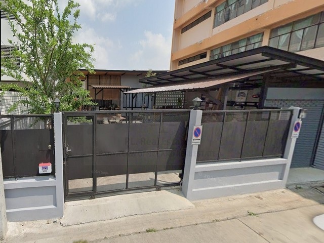 ขายที่ดินพร้อมบ้าน เนื้อที่ 96 ตารางวา ลาดพร้าว71 สังคมสงเคราะห์ 16 ย่านเลียบด่วน ใกล้เซ็นทรัลอีสวิลล์*** ราคาขาย 10.5 ล้านบาท  ติดต่อ:: ชยา โทร/ID Line:: 0942823961   Link Line:: https://line.me/ti/p/3xFA1An8Kcรหัส# T26-340ที่ดินพร้อมบ้าน ลาดพร้าว71 สังคมสงเคราะห์ 16- ตัวบ้านชั้นเดียว ยกสูงจากพื้นประมาณ 70 ซม. - เนื้อที่ 96 ตารางวา- พื้นที่ใช้สอย 140 ตร.ม. - 2 ห้องนอน - 2 ห้องน้ำ - ครัวนอก- โรงจอดรถในร่ม 2 คัน ลานหน้าบ้านกว้างจอดรถไ�