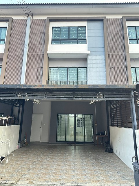 ให้เช่าทาวน์โฮม 3 ชั้น 4 ห้องนอน โครงการ เดอะ คอนเนค อัพ 3 ลาดพร้าว 126 The Connect UP 3 Ladprao 126 ใกล้ The Mall บางกะปิ *** ราคาเช่า 26,000 บาท/เดือน  ติดต่อ:: ชยา โทร/ID Line:: 0942823961   Link Line:: https://line.me/ti/p/3xFA1An8Kcรหัส# T26-339ทาวน์โฮม 3 ชั้น โครงการ เดอะ คอนเนค อัพ 3 ลาดพร้าว 126 The Connect UP 3 Ladprao 126- ที่ดิน 20 ตร.ว. - พื้นที่ใช้สอย 125 ตร.ม. - 4 ห้องนอน- 3 ห้องน้ำ- 2 ที่จอดรถ - แอร์ 5 ตัว มีแอร์ให้ทุกห้อง- ห้อง มาสเตอร์ มีเตียง โต๊ะเครื่องแป้ง ตู้เสื้อผ้าใ�