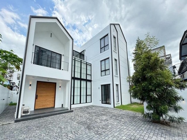 ขายบ้านเดี่ยว 3 ชั้น ดีไซน์พิเศษ 125 ตรว. บ้านสร้างเอง บนทำเลศักยภาพ ใจกลางเมือง ใกล้ BTS , ใกล้ ไอคอนสยาม*** ราคาขาย 32 ล้านบาท (ลดพิเศษจาก 40 ล้านบาท) ติดต่อ:: ชยา โทร/ID Line:: 0942823961   Link Line:: https://line.me/ti/p/3xFA1An8Kcรหัส# T26-336 บ้านเดี่ยว 3ชั้น ดีไซน์พิเศษ สร้างเองอย่างพิถีพิถัน บนทำเลศักยภาพ ใจกลางเมือง ใกล้ BTS วงเวียนใหญ่ , ใกล้ไอคอนสยาม • เนื้อที่ 125 ตารางวา • พื้นที่ใช้สอยและก่อสร้างตกแต่งรวม 530 ตารา