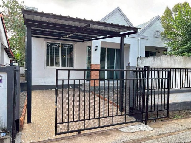 #โซนแม่เหียะ ขายถูกสุดๆ เพียง 1.85 ลบ. บ้านแฝดชั้นเดียว – ทำเลทอง #ใกล้สนามบิน #ใกล้เซ็นทรัลแอร์พอร์ต | #ขายพร้อมผู้เช่า เดือนละ 9,000 บาท เดินทางสะดวก อยู่ใกล้ชุมชนหลักรายละเอียดบ้านพื้นที่ 35 ตร.ว.2 ห้องนอน | 2 ห้องน้ำห้องโถงกว้างครัวพร้อมเคาน์เตอร์โรงจอดรถของแถมเฟอร์นิเจอร์ครบชุดเตียง + ที่นอน + หมอน + ตู้เสื้อผ้า + โต๊ะผ้าม่านทั้งหลังโซฟาชุดโต๊ะอาหารแอร์ห้องนอนใหญ�