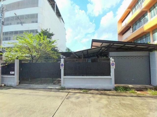 ขายที่ดินพร้อมบ้าน เนื้อที่ 96 ตารางวา ลาดพร้าว71 สังคมสงเคราะห์  ย่านเลียบด่วน ใกล้เซ็นทรัลอีสวิลล์ติดต่อ:: ชยา โทร/ID Line:: 0942823961Link Line:: https://line.me/ti/p/3xFA1An8Kcรหัส# T26-340ที่ดินพร้อมบ้าน ลาดพร้าว71 สังคมสงเคราะห์ - ตัวบ้านชั้นเดียว ยกสูงจากพื้นประมาณ 70 ซม.- เนื้อที่ 96 ตารางวา- พื้นที่ใช้สอย 140 ตร.ม.- 2 ห้องนอน- 2 ห้องน้ำ- ครัวนอก- โรงจอดรถในร่ม 2 คัน ลานหน้าบ้านกว้างจอดรถได้อีก 2 คัน- บ้านอายุ 6 ปี พ