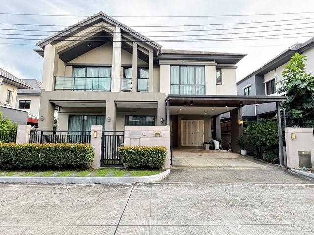 ให้เช่าบ้านหรู 247 ตร.ม. 4 ห้องนอน บางกอก บูเลอวาร์ด พระราม 9 – ศรีนครินทร์ Bangkok Boulevard Rama 9-Srinakarin ถนนกรุงเทพกรีฑาติดต่อ:: ชยา โทร/ID Line:: 0942823961Link Line:: https://line.me/ti/p/3xFA1An8Kcรหัส# T26-343บ้านหรู 2 ชั้น บางกอก บูเลอวาร์ด พระราม 9 – ศรีนครินทร์ ถนนกรุงเทพกรีฑา• ขนาดที่ดิน 53.39 ตร.ว.• พื้นที่ใช้สอย 247 ตร.ม.• 4 ห้องนอน• 4 ห้องน้ำ• 2 ที่จอดรถ• เฟอร์ครบ Built-in + ลอยตัว• เครื่องใช้ไฟฟ้าครบ / แอร์ครบทุกห้อง• บ้านหันหน้าทิศเหน