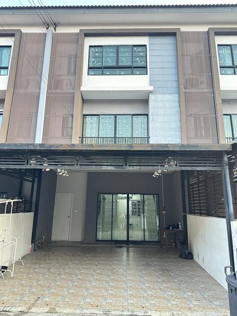 ให้เช่าทาวน์โฮม 3 ชั้น 4 ห้องนอน โครงการ เดอะ คอนเนค อัพ 3 ลาดพร้าว 126 The Connect UP 3 Ladprao 126 ใกล้ The Mall บางกะปิติดต่อ:: ชยา โทร/ID Line:: 0942823961Link Line:: https://line.me/ti/p/3xFA1An8Kcรหัส# T26-339ทาวน์โฮม 3 ชั้น โครงการ เดอะ คอนเนค อัพ 3 ลาดพร้าว 126 The Connect UP 3 Ladprao 126- ที่ดิน 20 ตร.ว.- พื้นที่ใช้สอย 125 ตร.ม.- 4 ห้องนอน- 3 ห้องน้ำ- 2 ที่จอดรถ- แอร์ 5 ตัว มีแอร์ให้ทุกห้อง- ห้อง มาสเตอร์ มีเตียง โต๊ะเครื่องแป้ง ตู้เสื้อผ้าให้- ครัวมีเตาแก๊ส teka และเคร