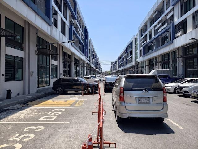 ให้เช่าโฮมออฟฟิศ 5 ชั้น โครงการ Nirvana @ Work Kaset Nawamin ถนนประเสริฐมนูกิจ ใกล้ทางด่วนราคาเช่า 100,000 บาท / เดือน (รวมภาษีหัก ณ ที่จ่าย และค่าส่วนกลางแล้ว)ที่ตั้ง ถนนประเสริฐมนูกิจ แขวงนวลจันทร์ เขตบึงกุ่ม กรุงเทพมหานครติดต่อ : คุณภัสพงณ์ 0634098164Line : binkem22https://www.facebook.com/profile.php?id=61581484955548เนื้อที่ 32 ตารางวา พื้นที่ใช้สอย 480 ตารางเมตร จำนวน 5 ชั้น 4 ห้องน้ำ ที่จอดรถในตัว 3 คัน ที่จอดรถส่วนกลาง (Visitor) ประมาณ 40 �