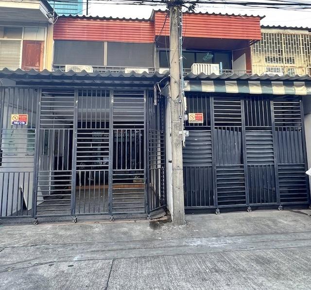 ให้เช่าทาวน์โฮม 2 ชั้น 2 คูหาเชื่อมกัน ย่านอโศก-ดินแดง ใกล้ MRT พระราม 9 ( จดทะเบียนบริษัทได้ )ตั้งอยู่ด้านหลัง Fortune Town ใกล้แหล่งธุรกิจ ร้านอาหาร และสิ่งอำนวยความสะดวกครบครันราคาเช่า 55,000 บาท / เดือน ( สัญญาขั้นต่ำ 1 ปี ประกัน 2 เดือน ล่วงหน้า 1 เดือน )ที่ตั้ง ถนนอโศก-ดินแดง แขวงดินแดง เขตดินแดง กรุงเทพมหานครติดต่อ : คุณภัสพงณ์ 0634098164Line : binkem22https://www.facebook.com/profile.php?id=61581484955548จำนวน 2 ชั้น (ชั้นบนเช