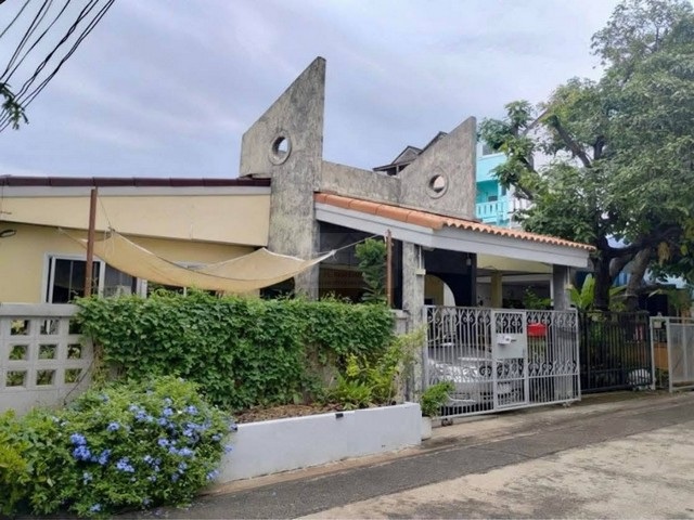 ขายบ้านเดี่ยวชั้นเดียว 52 ตรว. โชคชัย 4 ซอย 18 เชื่อมต่อนาคนิวาส 27 เดินทางสะดวก ใจกลางแหล่งของกิน *** ราคาขาย 6.5 ล้านบาท (ต่อรองได้)ติดต่อ:: ชยา โทร/ID Line:: 0942823961   Link Line:: https://line.me/ti/p/3xFA1An8Kcรหัส# T26-131บ้านเดี่ยวชั้นเดียว โชคชัย 4 ซอย 18 เชื่อมต่อนาคนิวาส 27 เดินทางสะดวก ใจกลางแหล่งของกิน • เนื้อที่: 52 ตารางวา• 3 ห้องนอน 2 ห้องน้ำ  • 1 ครัว 1 ห้องรับแขก• 2 ที่จอดรถในบ้าน• หน้าบ้านหันทางทิศใต้• ทำเลดีเ�