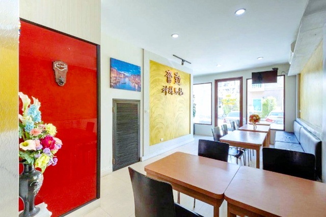 ทางด่วนรามอินทรา 1.5 กม.18 ตร.วา. 220 ตร.ม. ลดราคา40% จาก 50,000 B-M 29,998 B-M.  ตลาดถนอมมิตร 900 ม. เช่าอาคารพาณิชย์ 3 ชั้น 3 นอน 3 น้ำ ขาย 6.49 ลบ. เหมาะทำธุรกิจร้านอาหาร อยู่อาศัย ทำเลบางเขน ใกล้แหล่งชุมชน สถานศึกษา และสิ่งอำนวยความสะดวกครบครัน1.5 km. from Ramintra Expressway land size 18 sq.wa. 40% off from 50,000 B-M 29,998B-M. Thanommit Market 900 m. For rent 3 storey commercial building with 3 bed 3 bath  220 sq.m.  sale price 6.49 million THB suitable for restaurant business or residence located in Bang Khen near community  and amenitiesถ.รามอินทรา วัชรพล แขวงท่าแร้ง เขตบางเ�