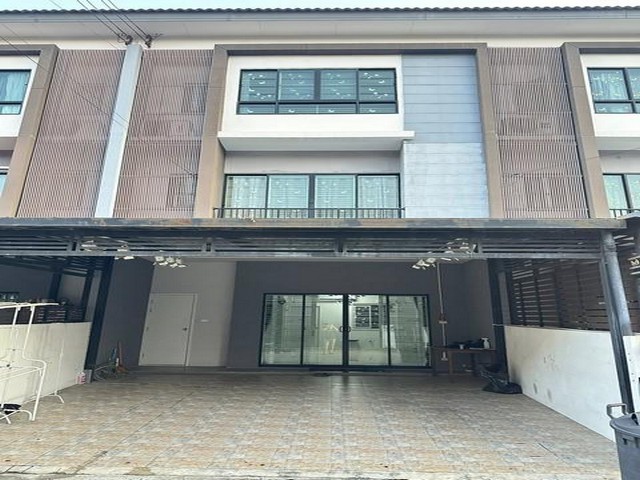 ให้เช่า ทาวน์โฮม 3 ชั้น ซอยลาดพร้าว 126 โครงการ เดอะ คอนเนค อัพ3 ใกล้ รถไฟฟ้าสายสีเหลือง ใกล้ The Mall บางกะปิติดต่อ คุณปอ : 061 619 8565ID line: 061 619 8565แอดไลน์กดที่ลิงค์นี้ได้เลยครับ : https://line.me/ti/p/zu0mm-ozFXติดต่อ คุณบิว : 081 252 3279 ID line: 061 787 9691แอดไลน์กดที่ลิงค์นี้ได้เลยครับ : https://line.me/ti/p/SR5Ehdv_q-** รหัส BT104ราคาเช่า 26,000 บาท/เดือน ประกัน 2 เดือน ล่วงหน้า 1 เดือน สัญญาขั้นต่ำ 1 ปีทาวน์โฮม 3 ชั้น โครงการ เดอะ คอนเนค อัพ 3 (The Connect UP 3 Ladp