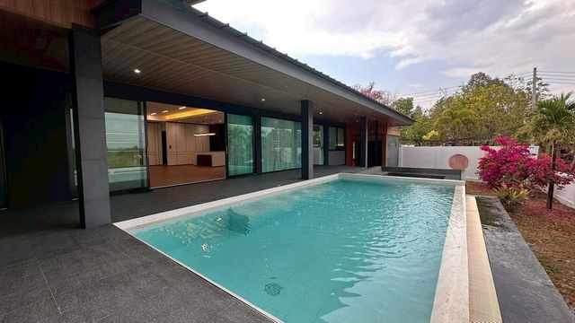 วิวระดับ 100 ล้าน แต่คุณเป็นเจ้าของได้ใน 18 ล้าน 200 ตรว. #น้ำแพร่ #หางดง #ดอยคำฮิลล์ไซด์2 บ้านพูลวิลล่าหรู #วิวทะเลสาบ #วิวภูเขา + วิวเมือง 180° ทำเลดี เดินทางสะดวก เข้าเมืองง่ายรายละเอียดทรัพย์เนื้อที่ดิน 200 ตร.วาพื้นที่ใช้สอย 570 ตร.ม.รูปแบบบ้าน POOL VILLA4 ห้องนอน | 6 ห้องน้ำที่จอดรถ 5 คันสระว่ายน้ำส่วนตัวขนาด 8 × 4 เมตรระเบียงรอบสระขนาดใหญ่ ใช้งาน Outdoor ได้อย่างเต็มที่บ้านหันหน้าทิ�