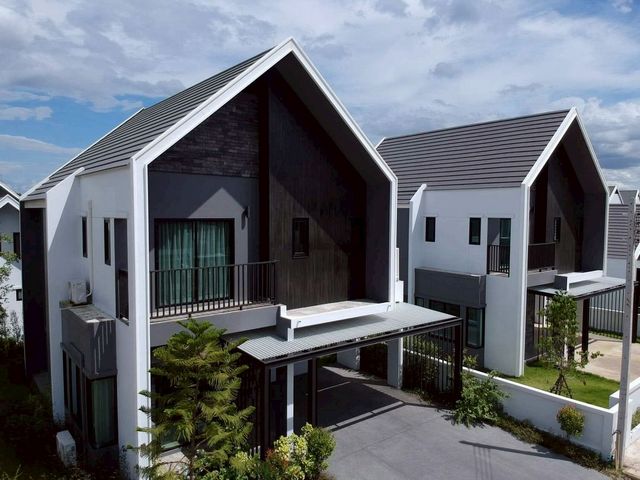 โซนแม่โจ้ – #สันทราย ให้เช่า 25,000 บาท/เดือน ขาย 4.8 ล้าน บ้านเดี่ยวหลังใหญ่ 2 ชั้น #สไตล์นอร์ดิก ตกแต่งสวย บิ้วอินทั้งหลัง บรรยากาศอบอุ่น เรียบหรู พร้อม #เฟอร์นิเจอร์ครบ เข้าอยู่ได้ทันทีบนพื้นที่ 58 ตรว.พื้นที่ใช้สอย 200 ตร.ม.3 ห้องนอน 3 ห้องน้ำ1 ห้องทำงานที่จอดรถ 2 คันแอร์ 5 เครื่องทีวี 2 เครื่องตู้เย็น 14.5 คิวไมโครเวฟ / เตาไฟฟ้าสิ่งอำนวยความสะดวกในโครงการสระว่ายน้ำฟิตเนสรป