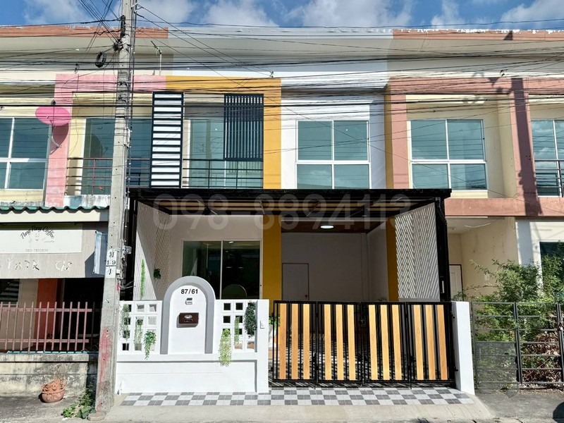 ทาวน์เฮาส์ 2 ชั้น ต้นซอย 300 เมตร ม.เพ็ญศิริ4 ซ.เลียบวารี 25/1 หนองจอก** รายละเอียด **- เนื้อที่ 20.7 ตรว. - 3 ห้องนอน- 2 ห้องน้ำ- 1 ห้องครัว- 1 ห้องนั่งเล่น- แถมโซฟา เตาแก็ส เครื่องดูดควัน เก้าอี้บาร์ สถานที่อำนวยความสะดวกใกล้เคียง :โลตัส หนองจอก, บิ๊กซี หนองจอก, มหาวิทยาลัยเทคโนโลยีมหานคร, โรงพยาบาลหนองจอก, โรงเรียนนานาชาติเกาหลีกรุงเทพฯ, โรงเรียนหนองจอกพิทยานุสสรณ์มัธยม, โรงเร�