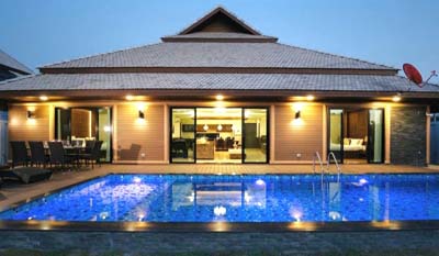 ขายบ้าน สไตล์ล้านนาโมเดิร์น พูลวิลล่า ใกล้โรงเรียนนานาชาติ คริสเตียน เยอรมัน เชียงใหม่  1 กม.ลดพิเศษ  ราคาเหลือเพียง 13.8  ล้านบาทลดจากราคา 15.8 ล้านบาทรับรายได้ทันที 100,000  บาท/เดือนบ้านพูลวิลล่า ชั้นเดียว  6  ห้องนอน 6 ห้องน้ำ เนื้อที่  173  ตร.ว.พื้นที่ใช้สอย 345  ตร.ม. สระว่ายน้ำส่วนตัวผ้าม่านUV ทั้งหลังพร้อมเครื่องใช้ไฟฟ้า สิ่งอำนวยความสะดวกครบครันติดตั้งแอร์ทุกห้องประต�