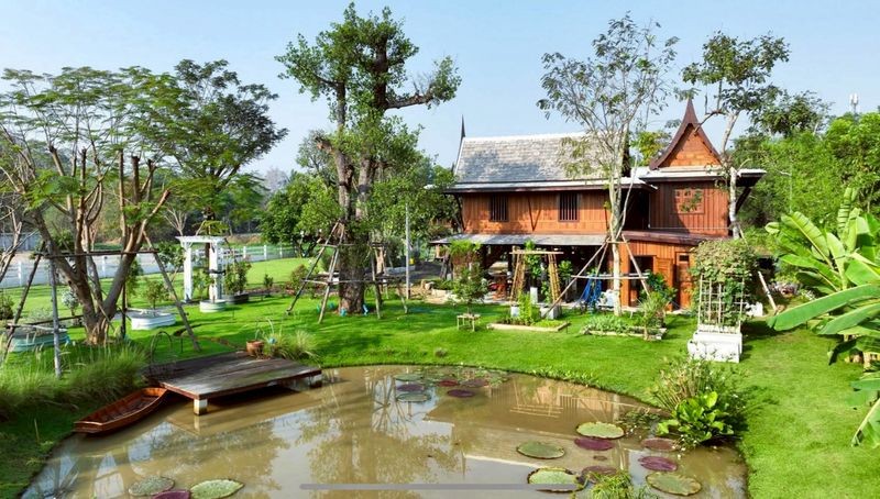 สนใจมาเที่ยวชมโทร ติดต่อ นกได้หลายช่องทางนะคะโทร. 061-494-9665โทร. 063-635-5651 (เบอร์นี้ไลน์เต็มค่ะ)ไลน์ไอดี : @nyland789(ไลน์คลิ๊กแล้วทักมาได้เลยค่ะ) https://lin.ee/R8sP0rj____________________________วิลล่า เรือนไทยประยุกต์ริมน้ำ ใกล้ มศว.องครักษ์ สุดหรู บรรยากาศ เงียบ สงบ แสน สบาย เนื้อที่ 635 ตรว. 13.9 ล้าน (ลดราคาจาก 16 ล้าน)รูปที่สี่เหลี่ยมผืนผ้าสวย ติดคลองประมาณ 36 เมตรสิ่งปลูกสร้างในแปลงรวม 4 หลัง1. บ้านเลขที่ 108บ้าน�