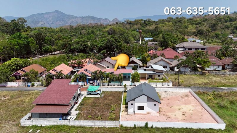 สนใจมาเที่ยวชมโทร ติดต่อ นกได้หลายช่องทางนะคะโทร. 061-494-9665โทร. 063-635-5651 (เบอร์นี้ไลน์เต็มค่ะ)ไลน์ไอดี : @nyland789(ไลน์คลิ๊กแล้วทักมาได้เลยค่ะ) https://lin.ee/R8sP0rj____________________________บ้านเดี่ยว ใกล้ รร.นายร้อย จปร. เพียง 1.99 ล้านต.พรหมณี อ.เมืองนครนายก จ.นครนายกบ้านเลขที่ 45/63 หันหน้าทิศใต้ทำเลทอง ใกล้ โรงเรียนนายร้อย จปร. แค่ 2 กม. เท่านั้นบ้านสวย พื้นที่ใหญ่ ฟังก์ชันครบ ในราคาที่หาไม่ได้แล้วในโซนนี