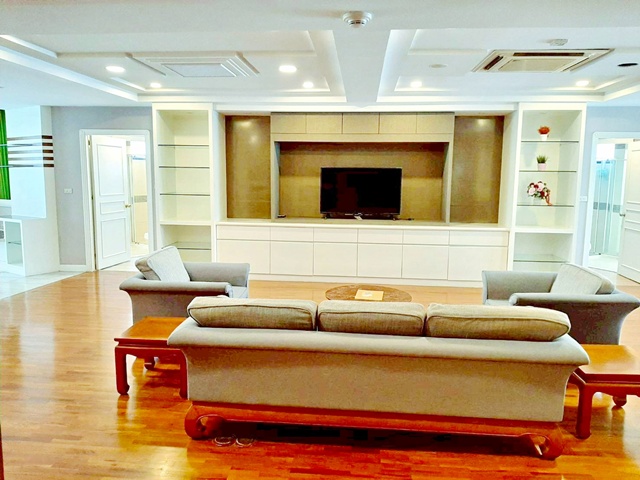 President Park Sukhumvit 24 Penthouse คอนโดระดับลักชัวรี 3 นอน 4 น้ำ ใกล้ BTSพร้อมพงษ์ 800ม. และ เอ็มโพเรียม 900 ม. 65ตร.ว. 261ตร.ม.  84,998B-M.ห้องใหญ่หรู ใจกลางสุขุมวิท 24 วิวแม่น้ำเจ้าพระยา บางกระเจ้า ชั้นสูง รับแสงธรรมชาติ ลมดี เหมาะอยู่อาศัยระดับพรีเมียม เดินทางสะดวก ปลอดภัยPresident Park Sukhumvit 24 Penthouse Luxury 3bed 4bath condo near BTS PhromPhong 800m. Emporium 900m. 65sq.wa. 261sq.m. Rent 84,998B-M.  Spacious and luxurious unit in the heart of Sukhumvit 24 with Chao Phraya River and Bang Krachao views high floor natural light good ventilation ideal for premium living convenient transportation and securityถน�