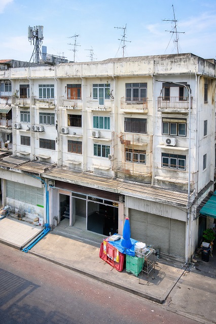 ApLรามคำแหง 1.5 กม.อาคารพาณิชย์ 4 ชั้น แยกคลองตัน 800 ม.  ติดถนนพัฒนาการ  ทำเลโดดเด่น มองเห็นชัด 4นอน 4น้ำ 19 ตร.ว. 300 ตร.ม.ทำเลทอง เหมาะทำธุรกิจ หรืออยู่อาศัย 34,998B-M. เดินทางสะดวก ใกล้แหล่งงาน และทางด่วนศรีรัช 900 ม.  เดินทางเข้าเมืองสะดวกApL Ramkhamhaeng 1.5 km.onPhatthanakan Road  4story commercial building KhlongTan 800m. 4bed 4bath 19sq.wa. 300sq.m. 34,998B-M.prime location ideal for business or residence convenient transportation close to workplaces and SiRatch Expressway 900m. easy access to the city in a prime location highly visible ถ.พัฒนาการ ศรีนครินทร์ แขวงสวนหล