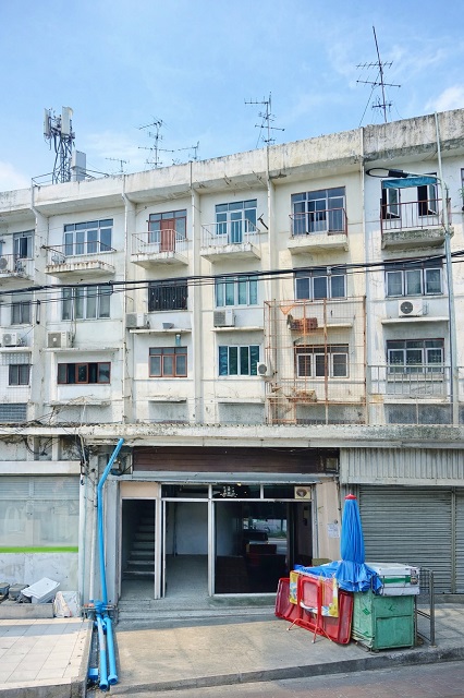 แยกคลองตัน 800 ม. ApLรามคำแหง 1.5 กม.อาคารพาณิชย์ 4 ชั้น ติดถนนพัฒนาการ  ทำเลโดดเด่น มองเห็นชัด 4นอน 4น้ำ 19 ตร.ว. 300 ตร.ม.ทำเลทอง เหมาะทำธุรกิจ หรืออยู่อาศัย 34,999 B-M. เดินทางสะดวก ใกล้แหล่งงาน และทางด่วนศรีรัช 900 ม.  เดินทางเข้าเมืองสะดวกKhlongTan 800m.ApL Ramkhamhaeng 1.5 km.onPhatthanakan Road  4story commercial building  4bed 4bath 19sq.wa. 300sq.m. 34,999B-M.prime location ideal for business or residence convenient transportation close to workplaces and SiRatch Expressway 900m. easy access to the city in a prime location highly visible ถ.พัฒนาการ ศรีนครินทร์ แขวงสวนหล