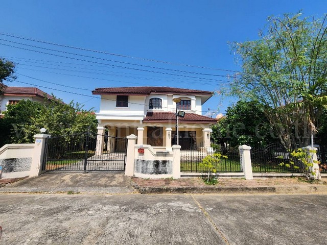 รหัสทรัพย์&nbsp; 7093บ้านเดี่ยวหลังใหญ่ สีวลี 1 รังสิต-คลอง 2 ต้นโครงการ พื้นที่ 121 ตร.วา พร้อมสวนผลไม้รอบบ้านที่ตั้ง :&nbsp;ถนนรังสิต-นครนายก ตำบลประชาธิปัตย์ อำเภอธัญบุรี จังหวัดปทุมธานี 12130รายละเอียดทรัพย์- บ้านเดี่ยว 2 ชั้น หลังใหญ่ ต้นโครงการ (เข้า-ออกสะดวก)- เนื้อที่ดิน 121 ตารางวา พื้นที่ใช้สอย 290 ตารางเมตร (ที่ดินหน้ากว้างประมาณ 20 เมตร)- 3 ห้องนอน, 2 ห้องน้ำ,&nbsp;1 ห้องรับแขก, 1 ห้