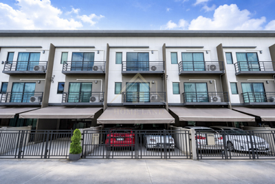 BHL1229ทาวน์โฮม บ้านกลางเมือง ศรีนครินทร์ - อ่อนนุชที่ตั้ง :  ซ. อ่อนนุช 70/1 แยก 2 แขวงประเวศ เขตประเวศ กรุงเทพมหานคร 10250รายละเอียด- ทาวน์โฮม 3 ชั้น เนื้อที่ 19.5 ตร.ว. พื้นที่ใช้สอย 141 ตร.ม.- พัฒนาโครงการโดย บริษัท เอพี (ไทยแลนด์) จํากัด (มหาชน)- เนื้อที่โครงการ 14-2-47.6 ไร่ จำนวน 157 ยูนิต- 3 ห้องนอน 3 ห้องน้ำ 2 ที่จอดรถ พร้อมคลับเฮาส์ในบรรยากาศส่วนตัว- ฟรีแอร์ 3 ตัว พื้นชั้นล่างเป็นแกรนิตโต้ �